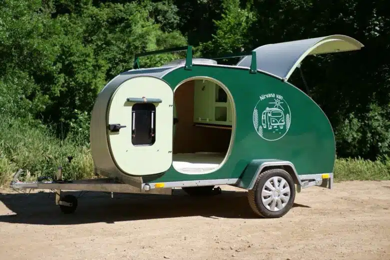 Une petite caravane en forme de larme.
