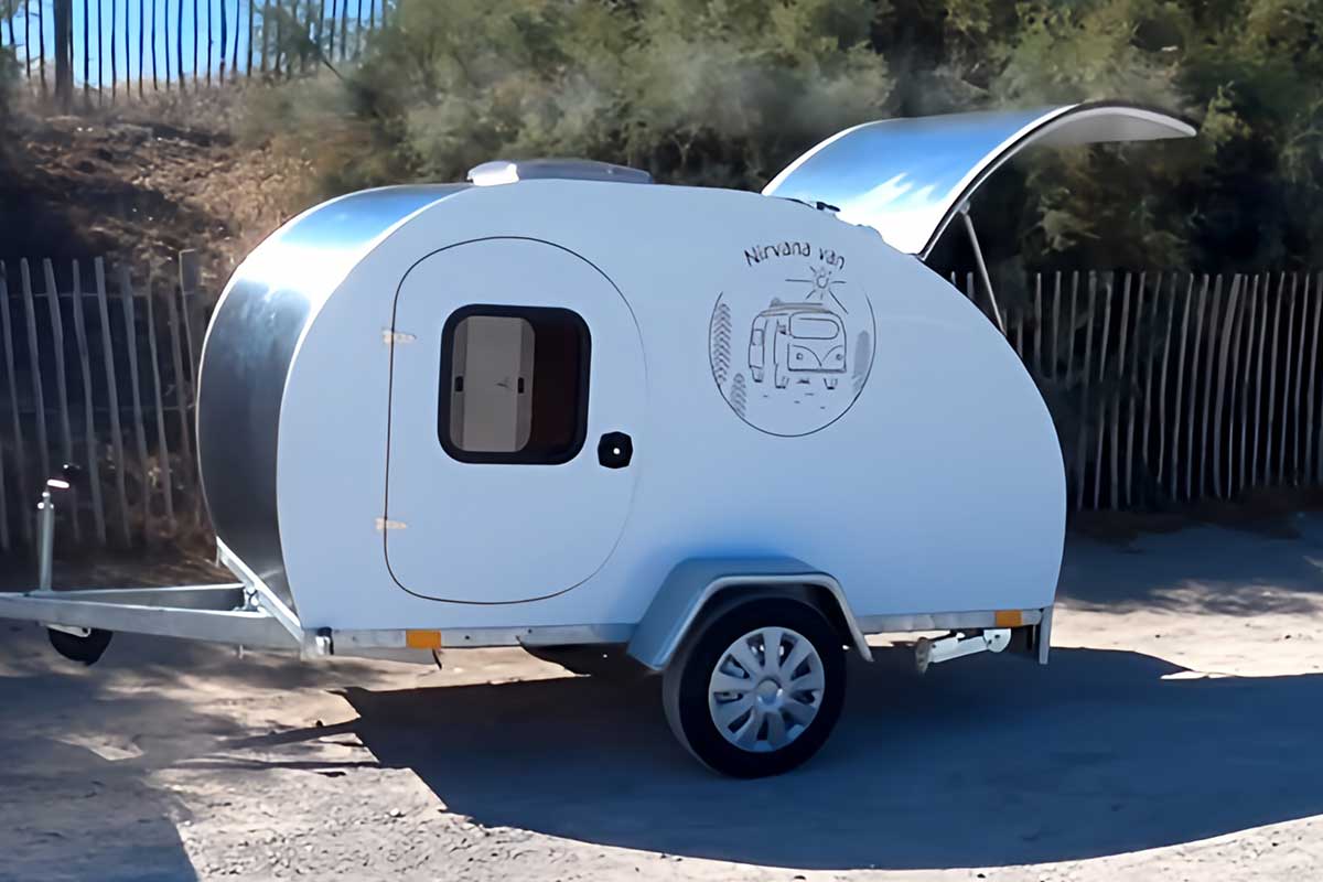 La première caravane de Nirvana Van.