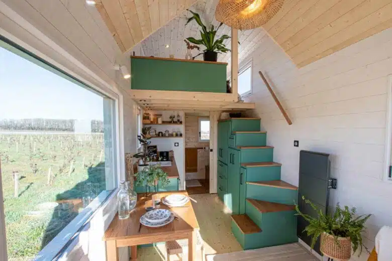 Une cuisine équipée, une salle de bain, un accès à la chambre.