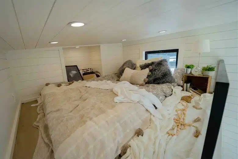 Un lit Queen Size sur la mezznine.