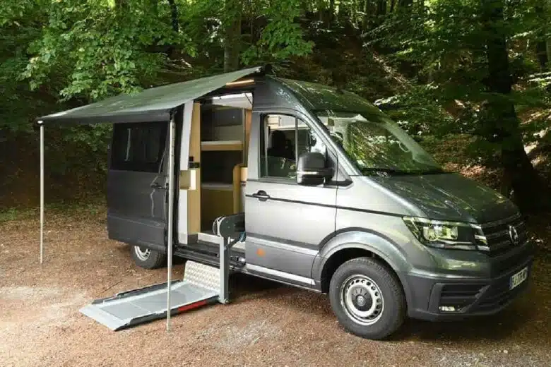 Un van aménagé adapté aux personnes à mobilité réduite (PMR).