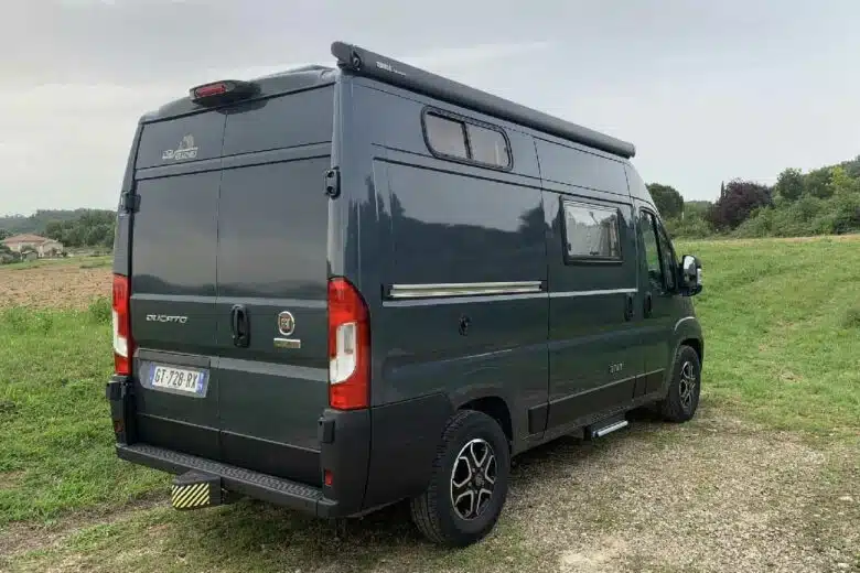 Un Fiat Ducato transformé en camping-car.