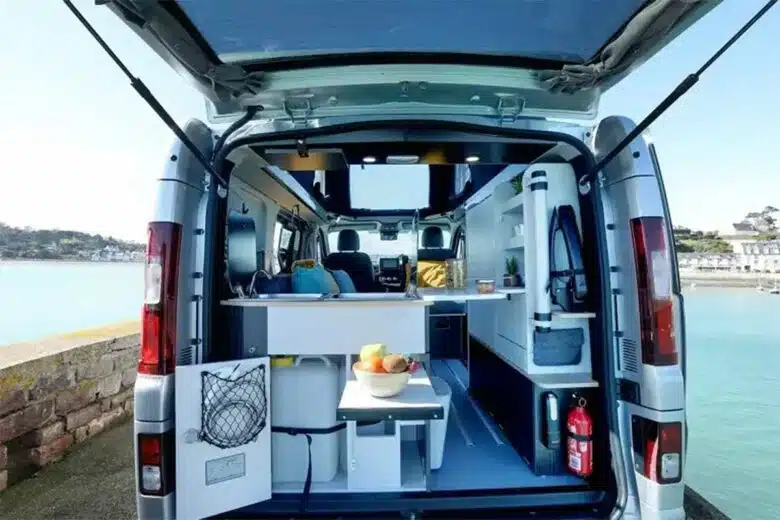 Un van avec une cuisine équipée à l'arrière.