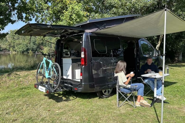 Un van aménagé avec un auvent.