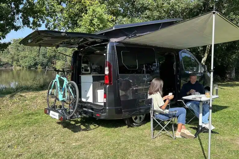 Un van aménagé avec un auvent.