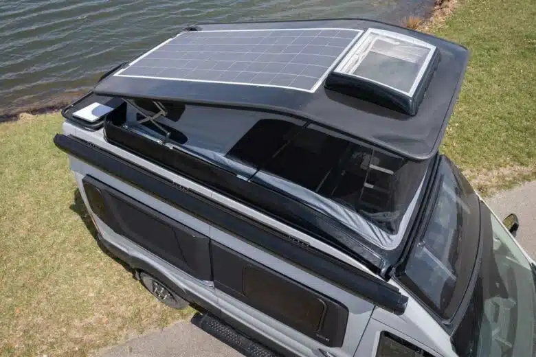 Toit relevable avec panneaux solaires du Lineage VT.