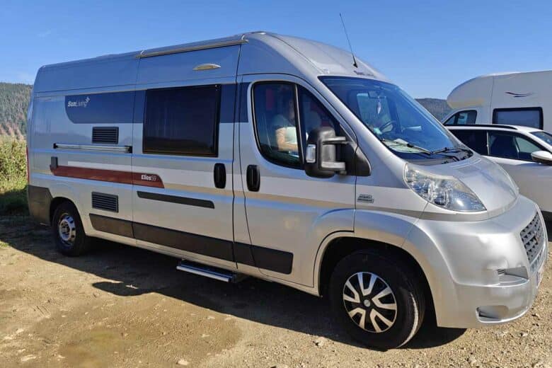 Un van aménagé de location.