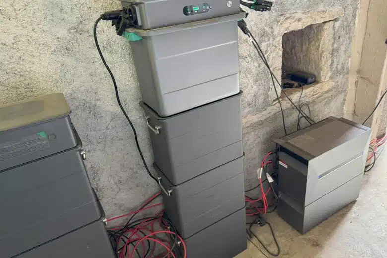 Des batteries résidentielles installées dans un endroit ventilé.