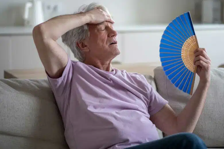 Une personne âgée qui a chaud.