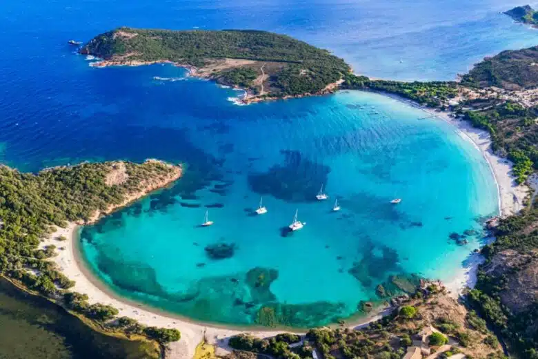 Une belle plage en Corse.