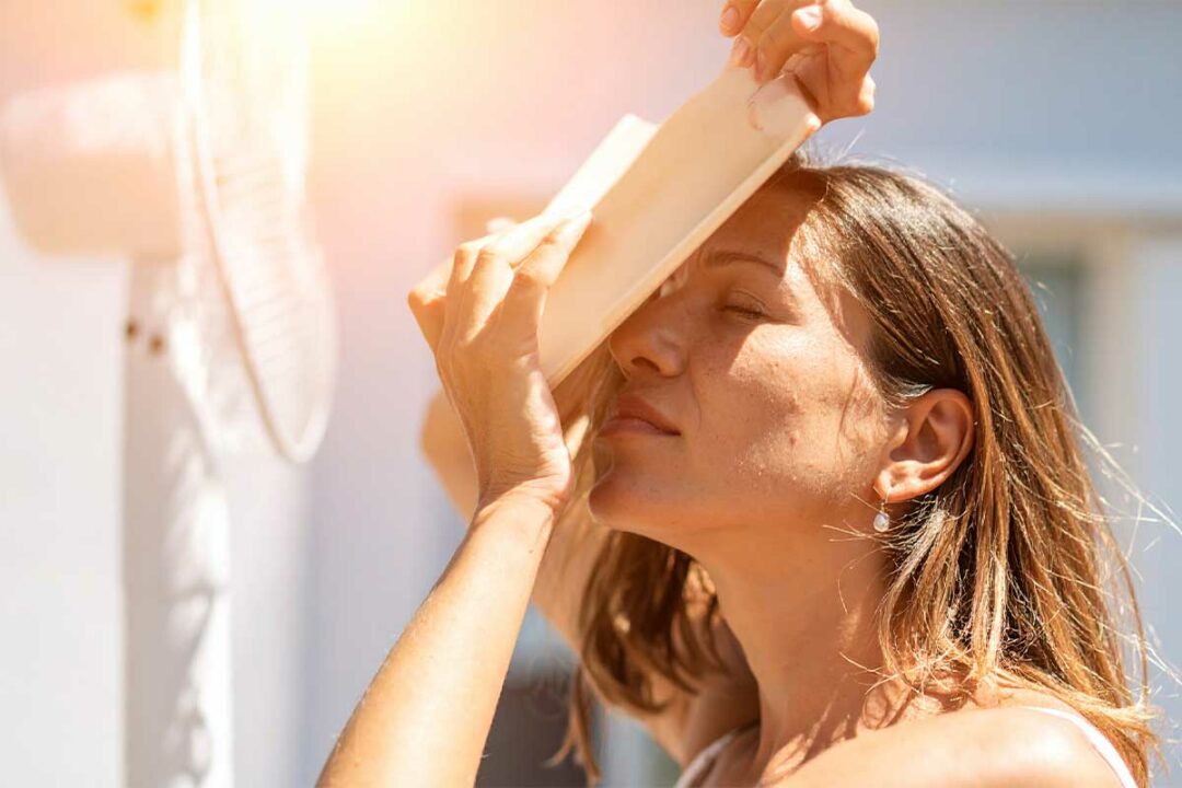 Une jeune femme qui souffre de la chaleur.