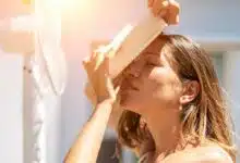 Une jeune femme qui souffre de la chaleur.
