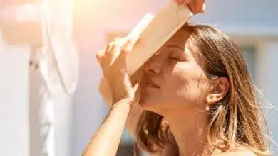 Une jeune femme qui souffre de la chaleur.