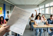 Une feuille d'impôts et une salle de cours avec des élèves.