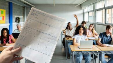 Une feuille d'impôts et une salle de cours avec des élèves.