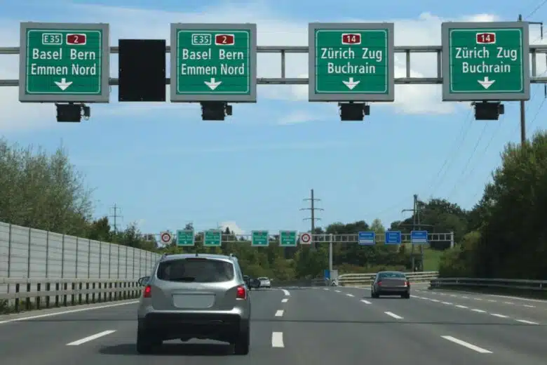 Sur les routes Suisses, les avertisseurs de zone de danger et groupes de signalement de radar sont formellement interdits et punis d'une amende salée.