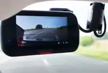 Une dashcam sur le pare-brise.