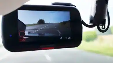 Une dashcam sur le pare-brise.