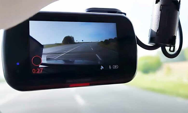 Une dashcam sur le pare-brise.