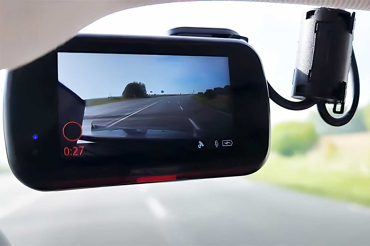 Une dashcam sur le pare-brise.