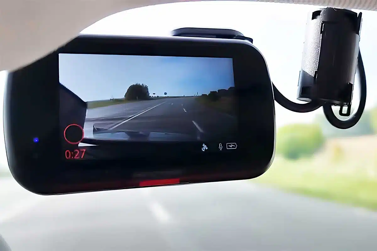 Une dashcam sur le pare-brise.