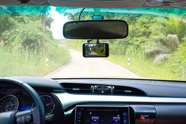 Une dashcam installée dans un véhicule.