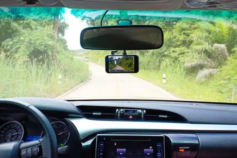 Une dashcam installée dans un véhicule.