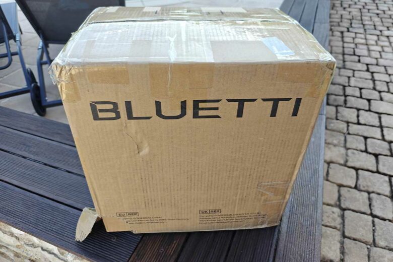 Le carton d'emballage.
