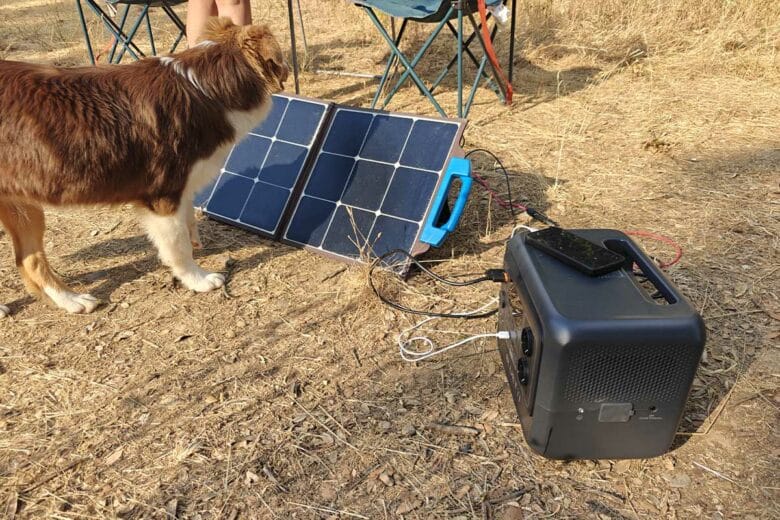 La recharge via un petit panneau solaire.