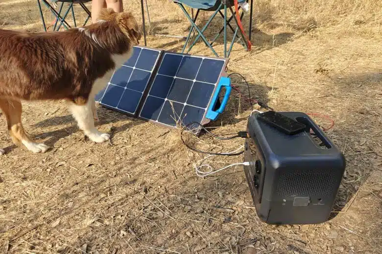 La recharge via un petit panneau solaire.