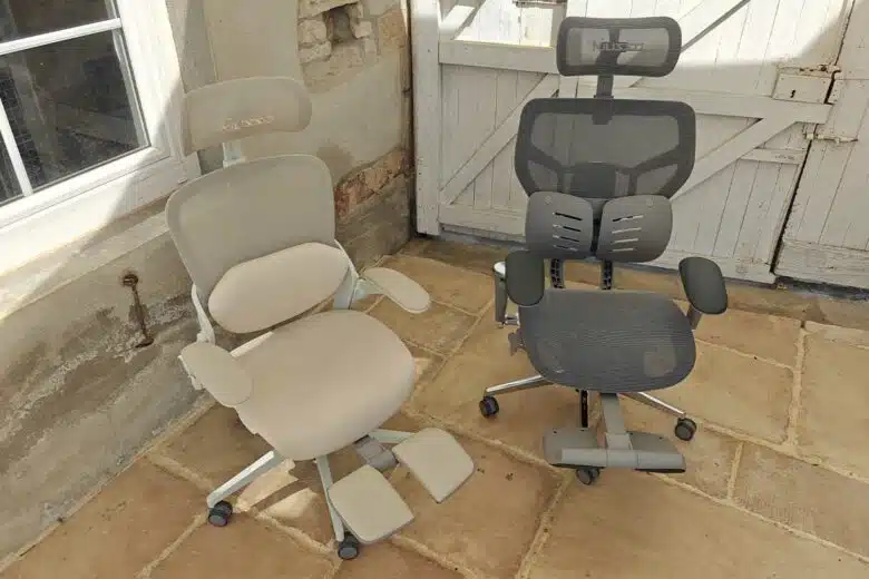 Deux chaises ergonomiques, une pour femme (à gauche) et une pour femme (à droite).