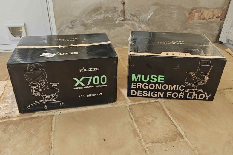 Les cartons d'emballage des deux chaises.