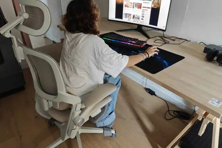 Une chaise hautement réglable.