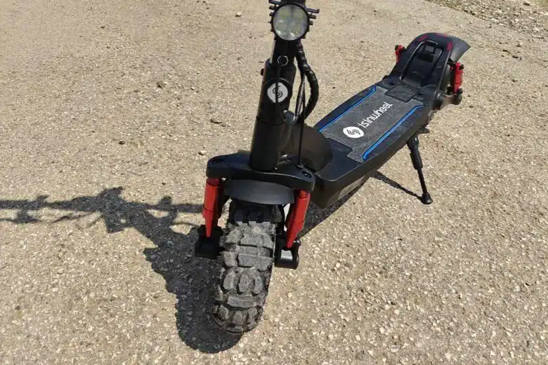 Une trottinette tout-terrain.