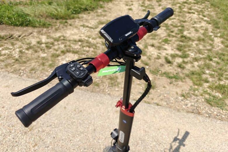 Un guidon pliable pratique pour le transport.