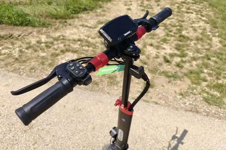 Un guidon pliable pratique pour le transport.