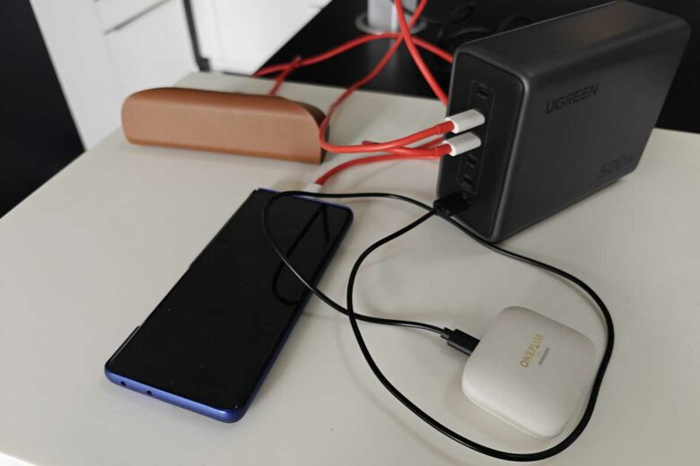 Une station qui permet de charger de nombreux appareils simultanément.
