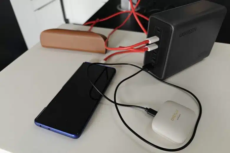 Une station qui permet de charger de nombreux appareils simultanément.