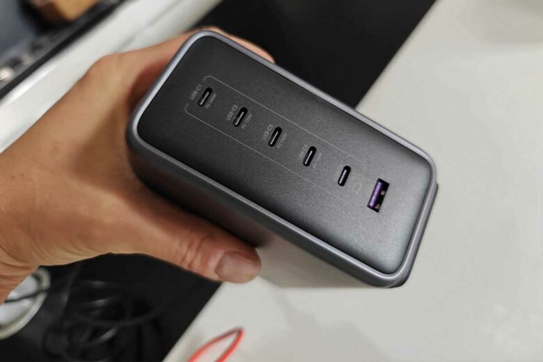 Une station équipée de 6 ports USB.