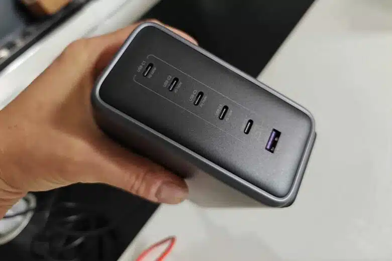 Une station équipée de 6 ports USB.