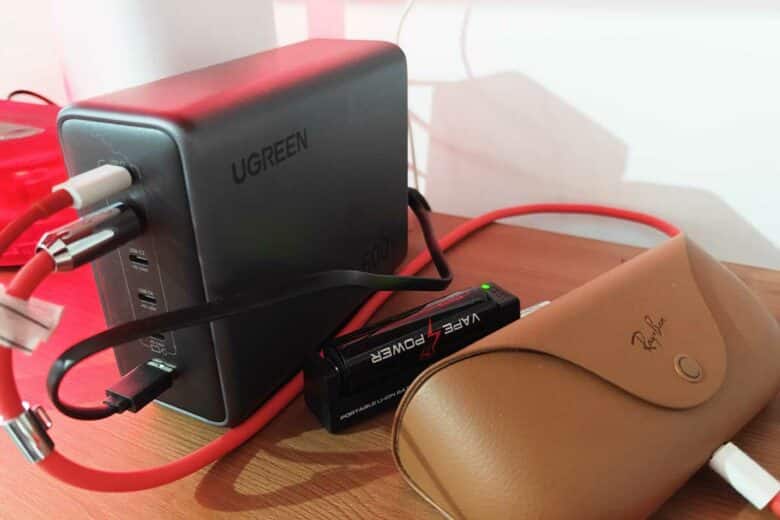 Un appareil qui remplace 5 chargeurs. Crédit photo : Alexandre Bonazzi pour NeozOne