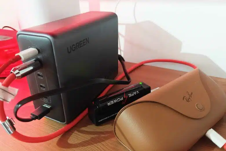 Un appareil qui remplace 5 chargeurs. Crédit photo : Alexandre Bonazzi pour NeozOne 