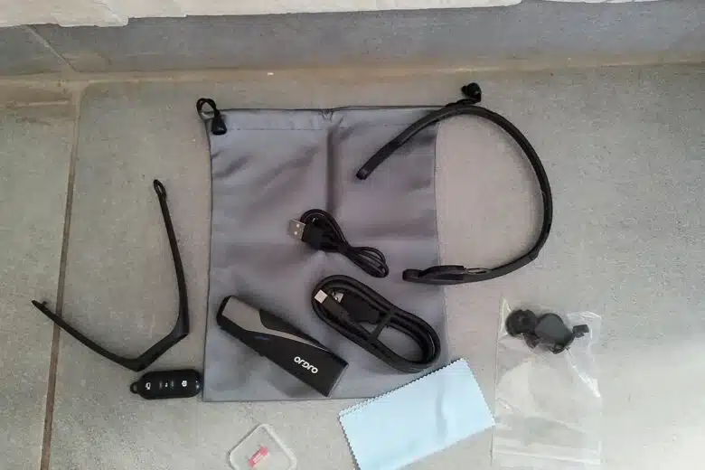 Tout le nécessaire est là : le caméscope d’oreille ORDRO EP8, ses accessoires, sa carte SD et son bandeau.