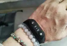 Une simple pression sur la télécommande du caméscope d’oreille ORDRO EP8 suffit à lancer l’enregistrement sans les mains.