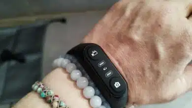 Une simple pression sur la télécommande du caméscope d’oreille ORDRO EP8 suffit à lancer l’enregistrement sans les mains.