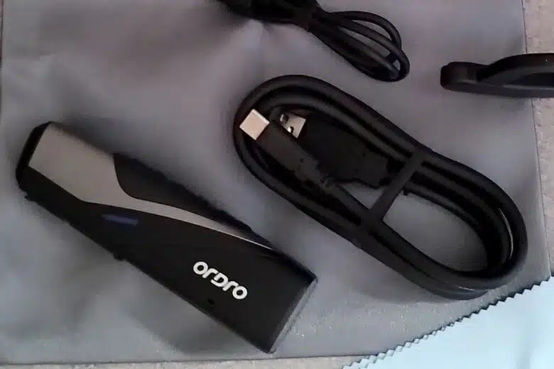 Le caméscope d’oreille ORDRO EP8 avec son port USB-C : simple à recharger, toujours prêt à filmer.