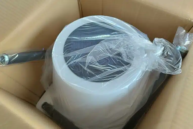 Déballage du lampadaire EZIlight Solar Lamp XL : le diffuseur et les tubes sont soigneusement emballés et protégés.