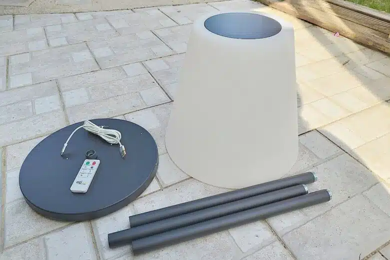 Contenu du colis du lampadaire EZIlight Solar Lamp XL : diffuseur, pied en trois parties, base, câble USB et télécommande.
