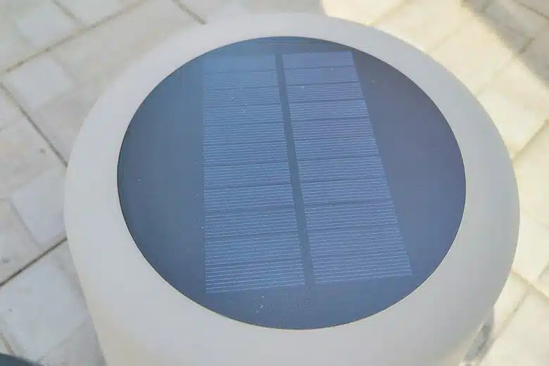 Vue rapprochée du panneau solaire intégré au sommet du lampadaire EZIlight Solar Lamp XL, pour une recharge autonome.