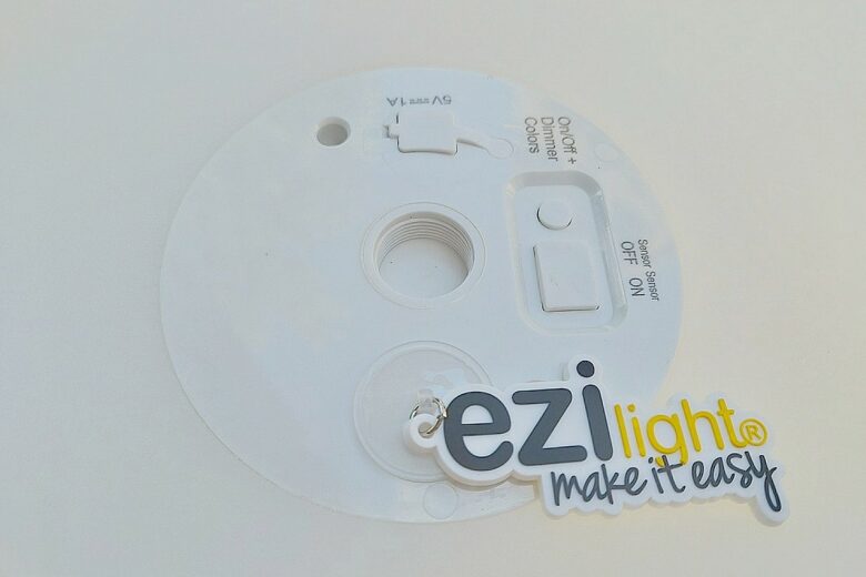 Sous le diffuseur du lampadaire EZIlight Solar Lamp XL : bouton d’allumage, prise USB et commande manuelle de secours.